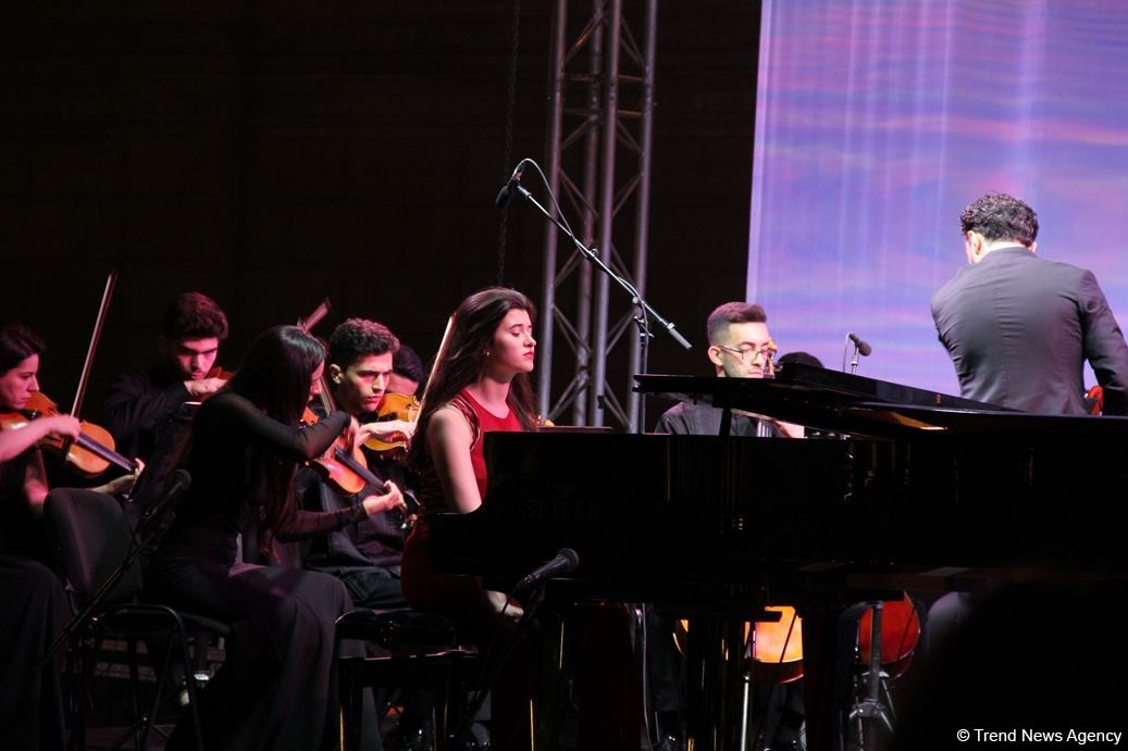 Бесподобная ночь в Баку – новая реальность цифровых технологий! Впервые под открытым небом классика и дефиле "статуй" (ВИДЕО, ФОТО)