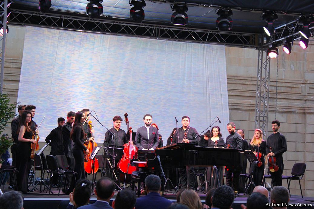 Бесподобная ночь в Баку – новая реальность цифровых технологий! Впервые под открытым небом классика и дефиле "статуй" (ВИДЕО, ФОТО)