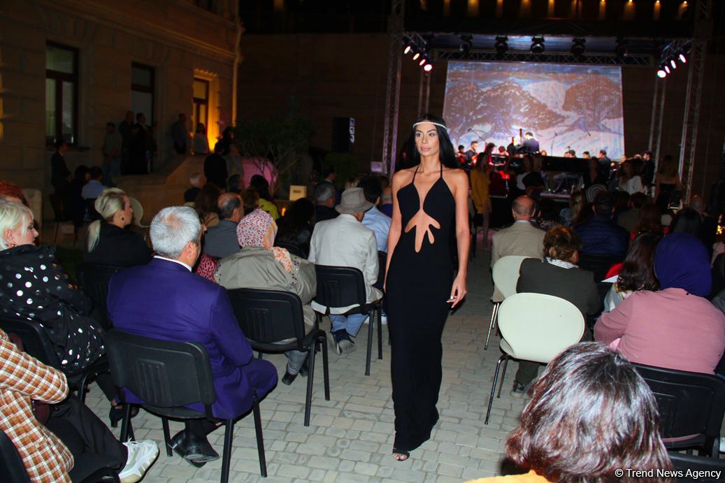 Бесподобная ночь в Баку – новая реальность цифровых технологий! Впервые под открытым небом классика и дефиле "статуй" (ВИДЕО, ФОТО)