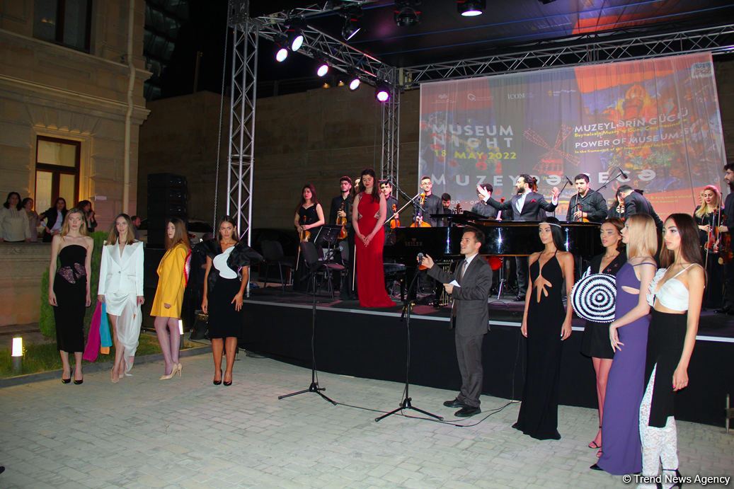 Бесподобная ночь в Баку – новая реальность цифровых технологий! Впервые под открытым небом классика и дефиле "статуй" (ВИДЕО, ФОТО)