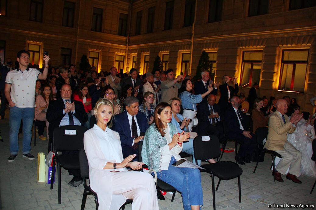 Бесподобная ночь в Баку – новая реальность цифровых технологий! Впервые под открытым небом классика и дефиле "статуй" (ВИДЕО, ФОТО)