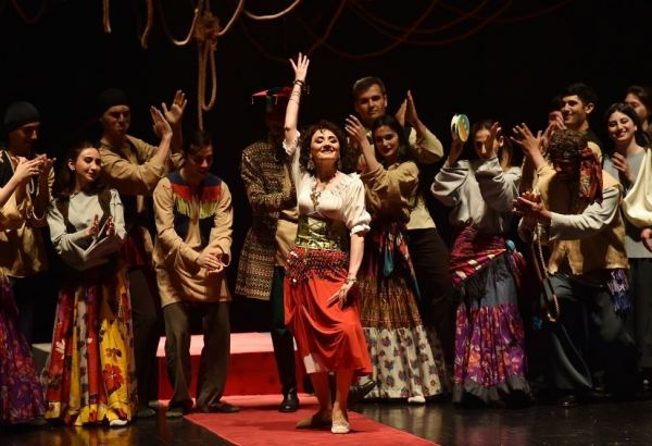 Посвящение Нотр-Дам де Пари, или  Азербайджанская молодежь, вовлеченная в искусство (ФОТО)