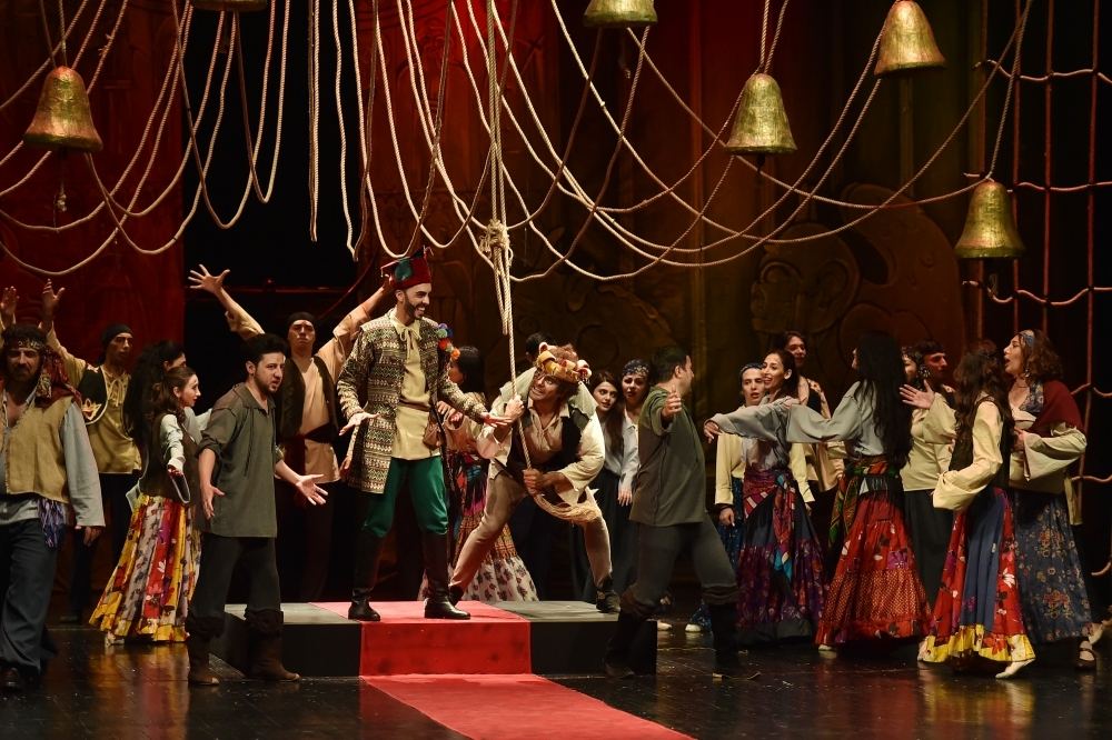 Посвящение Нотр-Дам де Пари, или  Азербайджанская молодежь, вовлеченная в искусство (ФОТО)