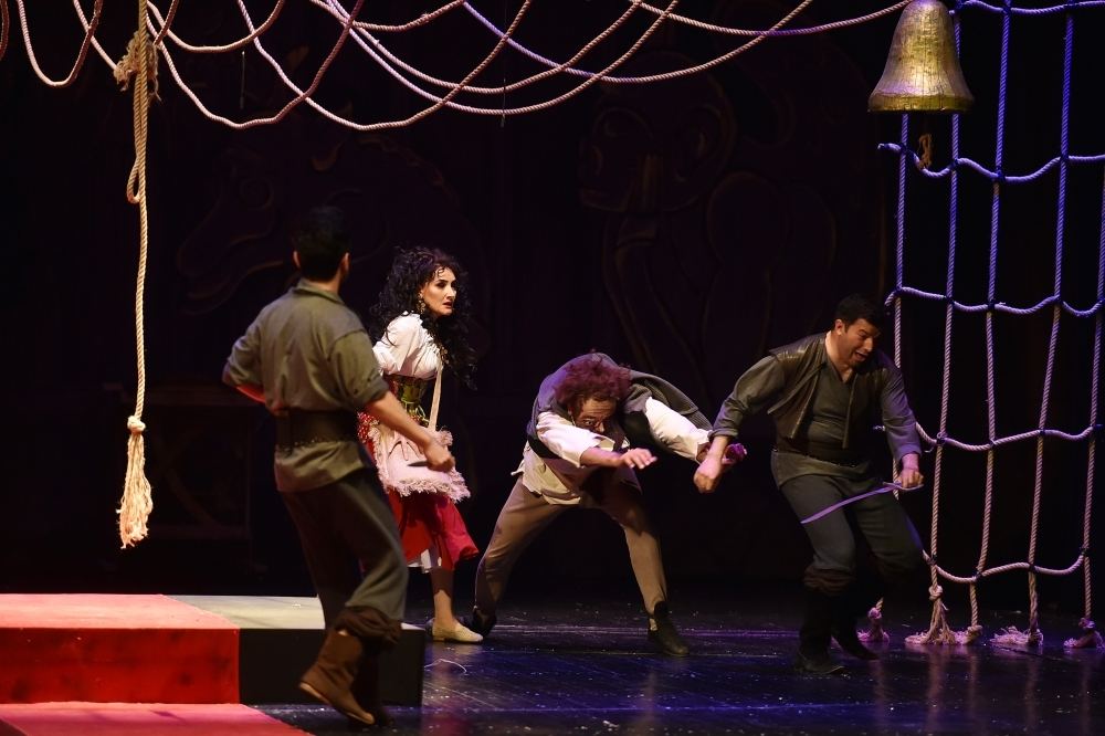 Посвящение Нотр-Дам де Пари, или  Азербайджанская молодежь, вовлеченная в искусство (ФОТО)