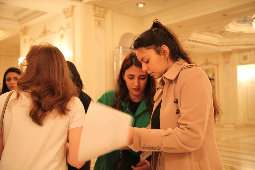 Посвящение Нотр-Дам де Пари, или  Азербайджанская молодежь, вовлеченная в искусство (ФОТО)