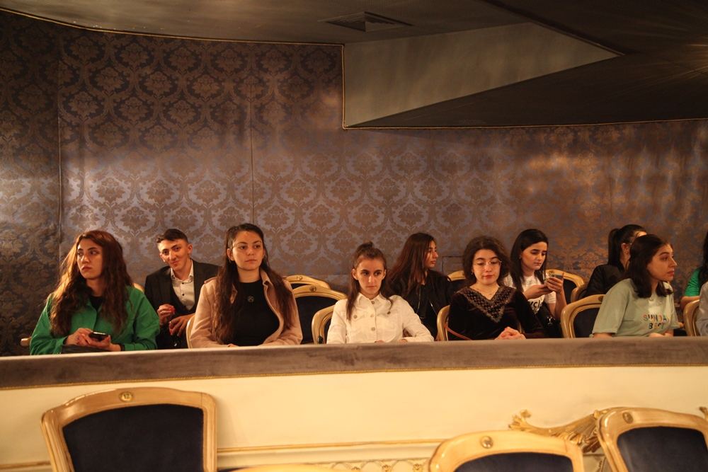 Посвящение Нотр-Дам де Пари, или  Азербайджанская молодежь, вовлеченная в искусство (ФОТО)