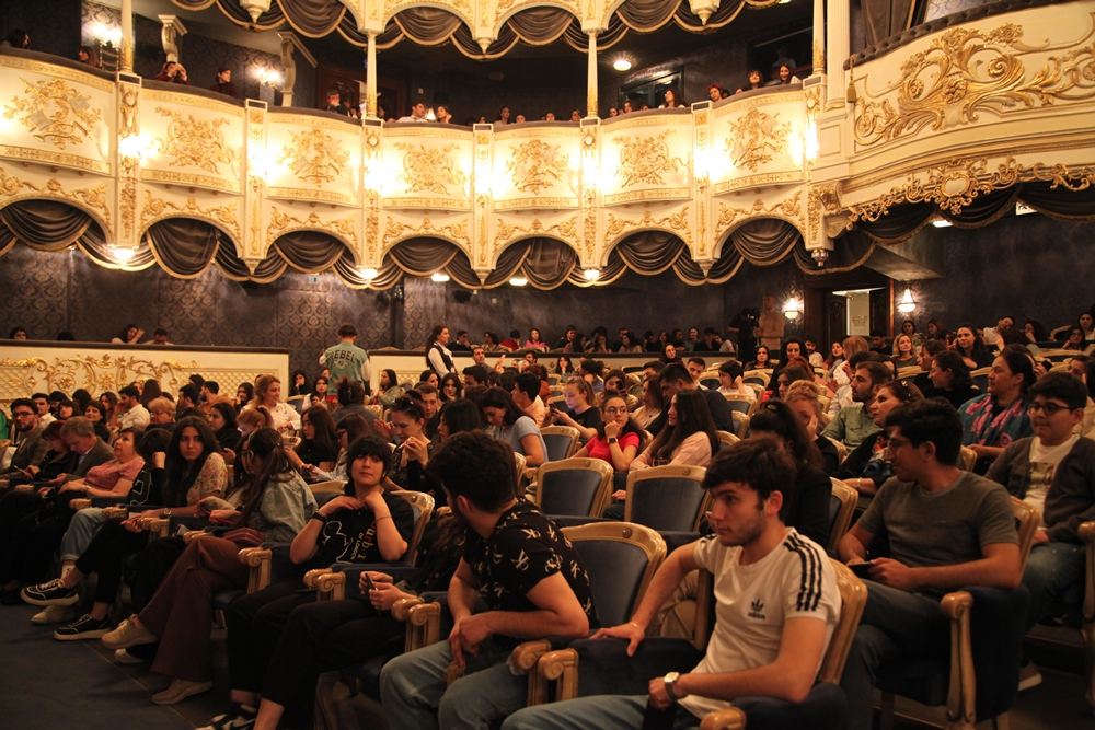 Посвящение Нотр-Дам де Пари, или  Азербайджанская молодежь, вовлеченная в искусство (ФОТО)