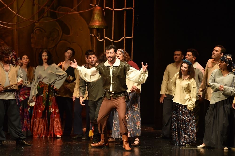 Посвящение Нотр-Дам де Пари, или  Азербайджанская молодежь, вовлеченная в искусство (ФОТО)