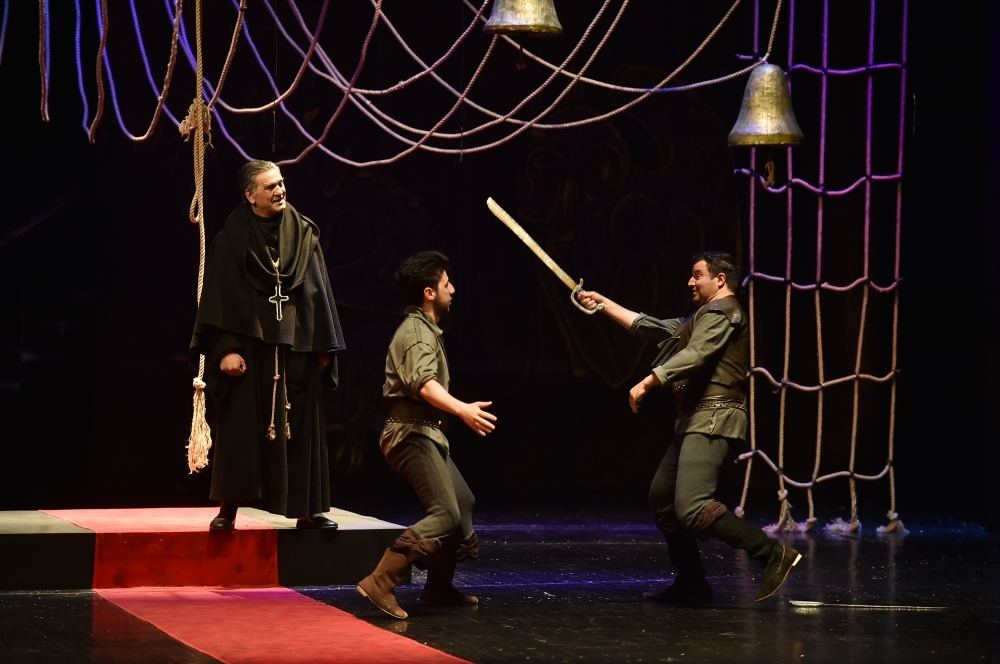 Посвящение Нотр-Дам де Пари, или  Азербайджанская молодежь, вовлеченная в искусство (ФОТО)