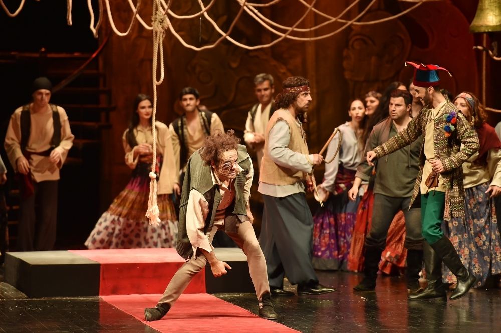 Посвящение Нотр-Дам де Пари, или  Азербайджанская молодежь, вовлеченная в искусство (ФОТО)