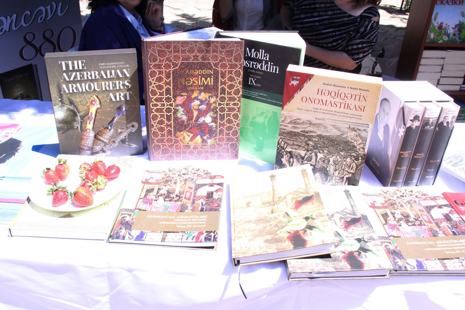 В небо над Баку выпущены 270 шаров – открытие первого Фестиваля литературы и книг тюркского мира (ФОТО)