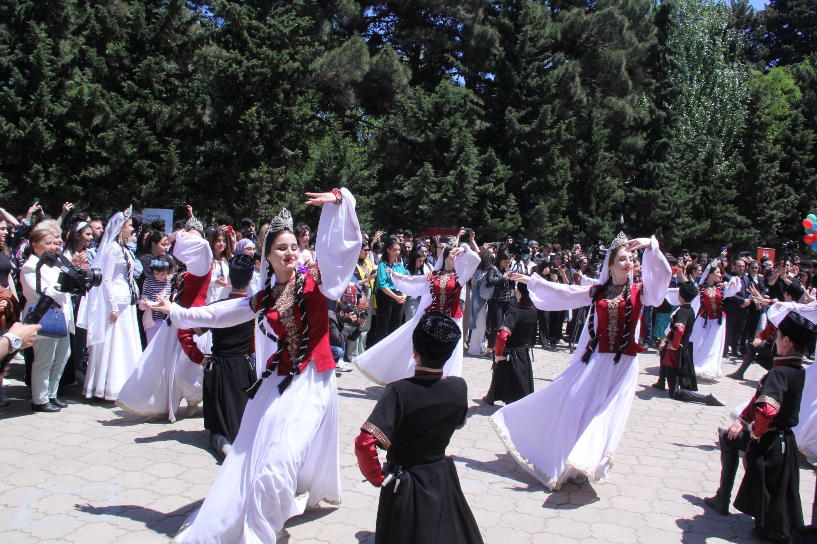 В небо над Баку выпущены 270 шаров – открытие первого Фестиваля литературы и книг тюркского мира (ФОТО)