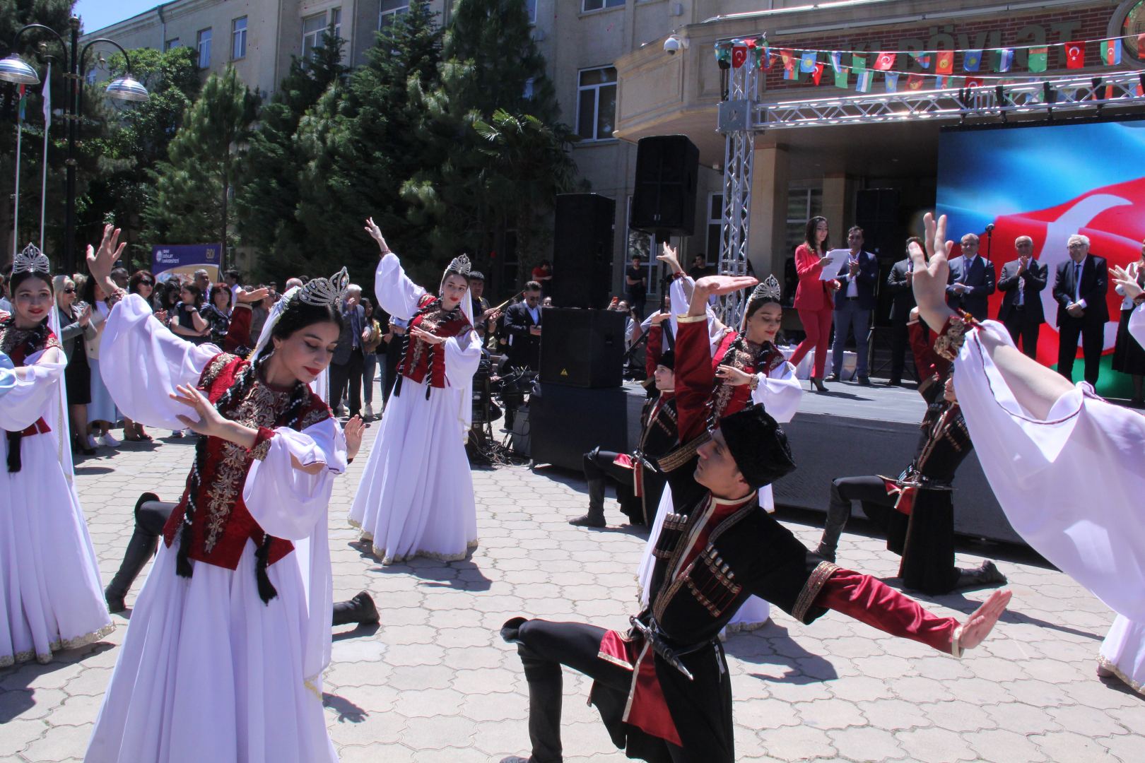 В небо над Баку выпущены 270 шаров – открытие первого Фестиваля литературы и книг тюркского мира (ФОТО)