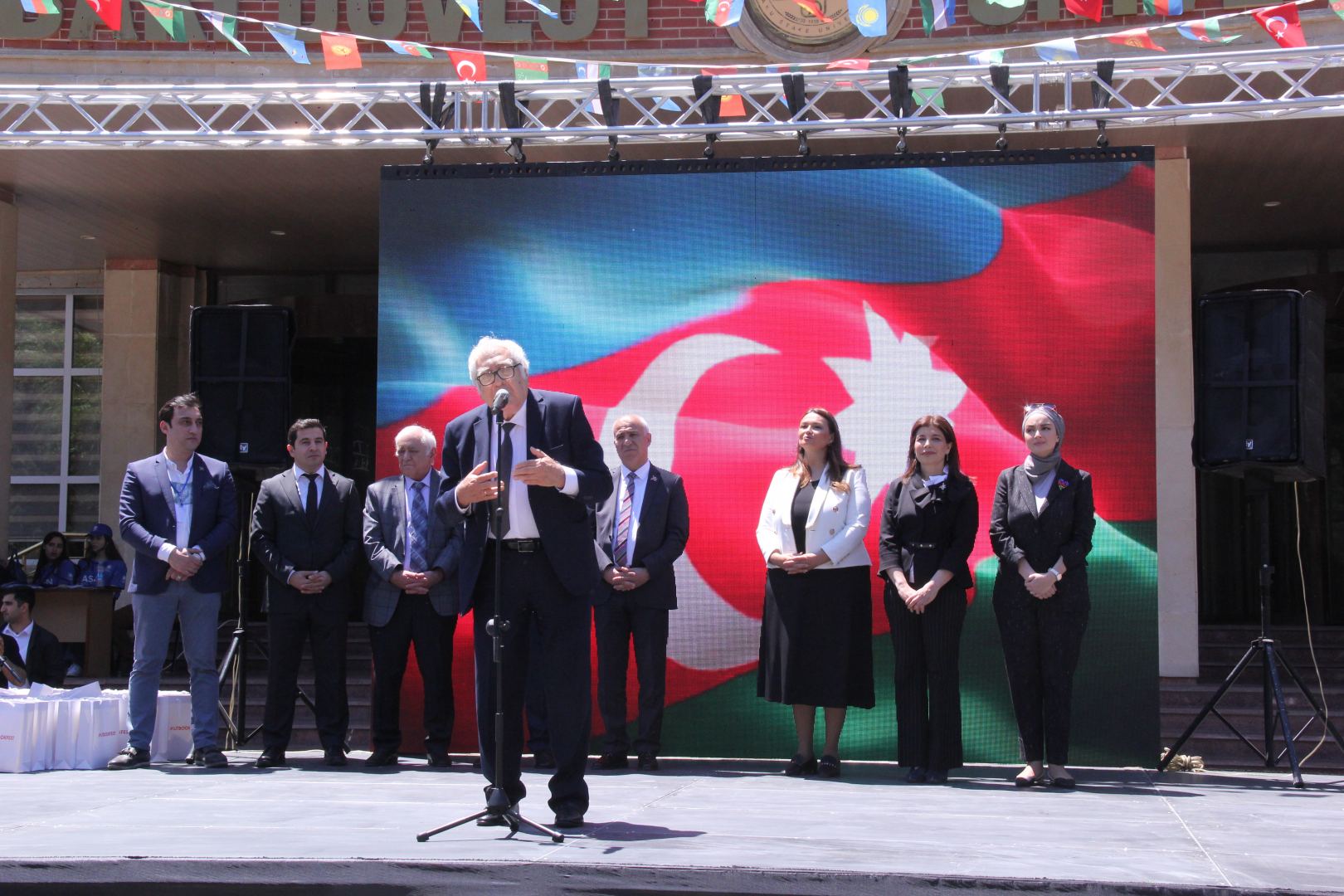 В небо над Баку выпущены 270 шаров – открытие первого Фестиваля литературы и книг тюркского мира (ФОТО)