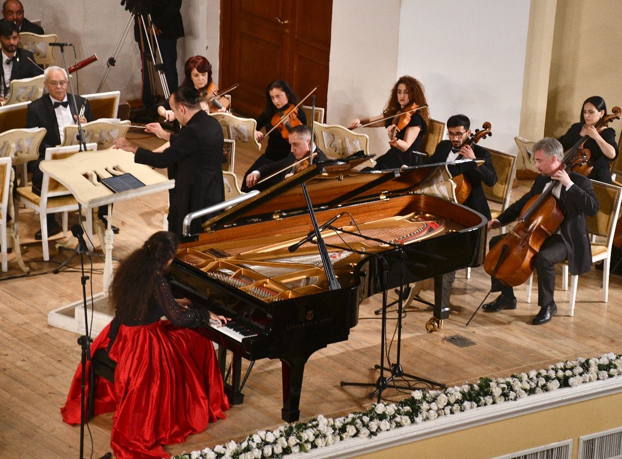 Прославляющие Азербайджан во Франции -  один майский вечер в Баку...  (ВИДЕО, ФОТО)