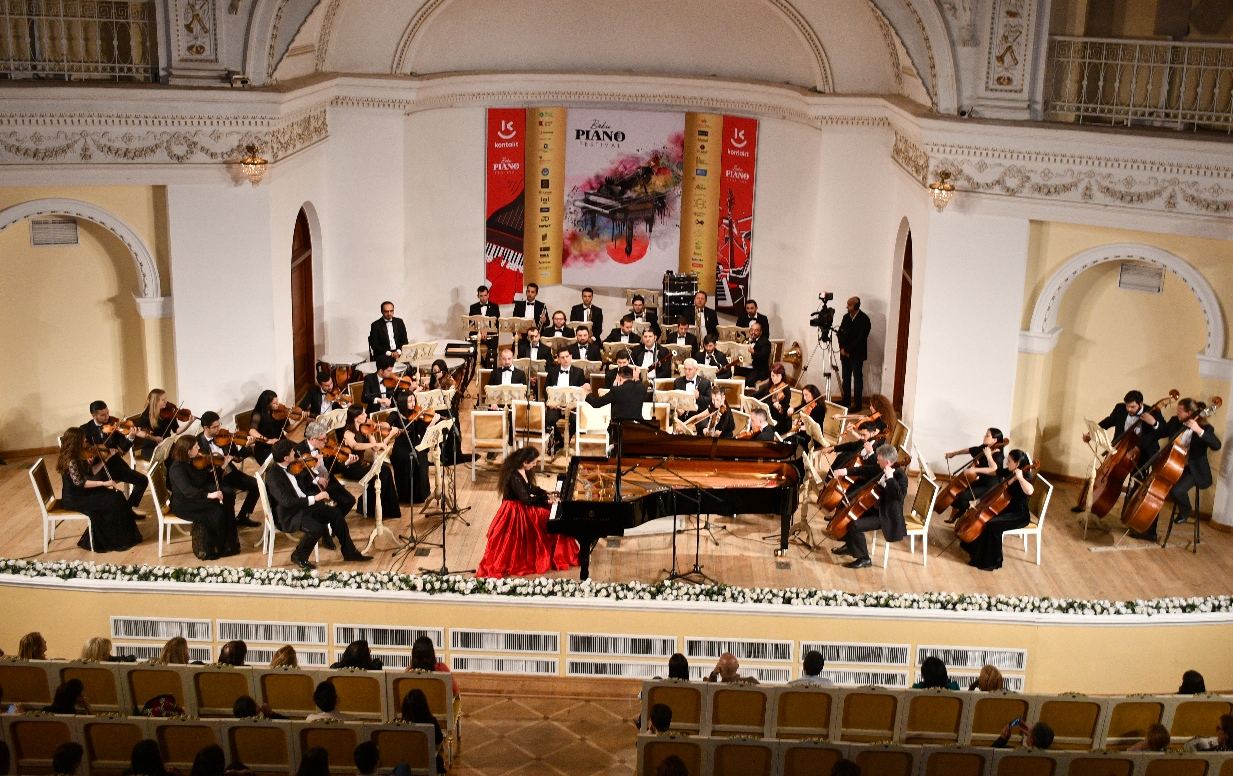 Прославляющие Азербайджан во Франции -  один майский вечер в Баку...  (ВИДЕО, ФОТО)