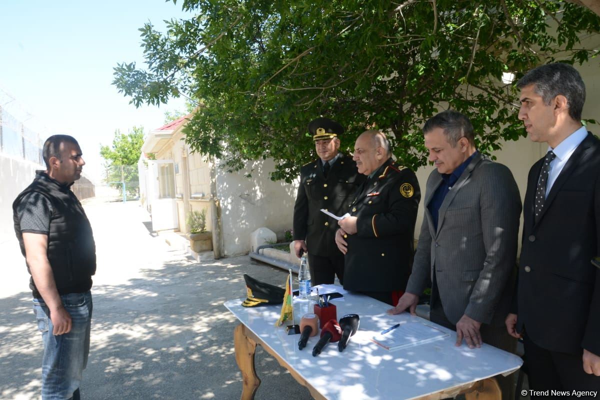 В исправительном учреждении №12 минюста Азербайджана распоряжение о помиловании коснулось двух осужденных (ФОТО)