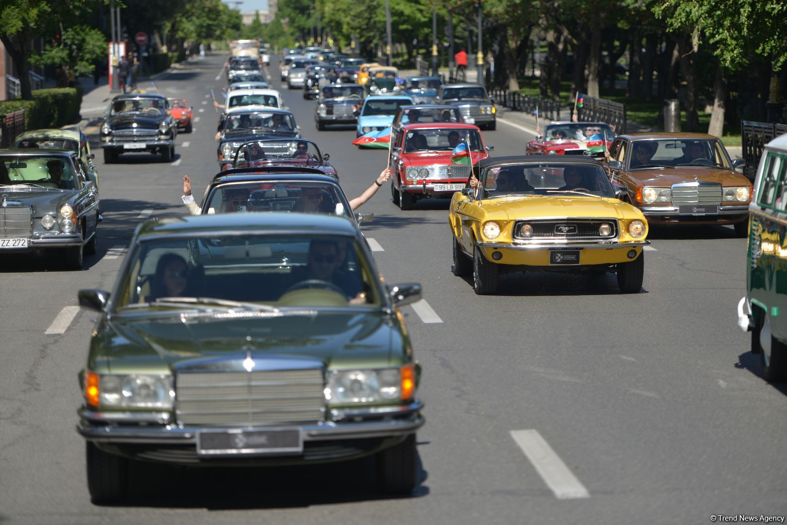 В Баку прошел грандиозный праздник классических автомобилей – автопробег, выставка, конкурсы, ретро-стиль участников (ФОТО/ВИДЕО)