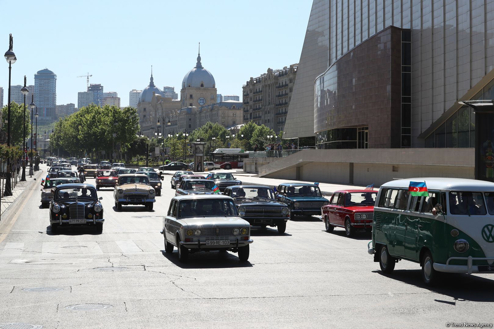 В Баку прошел грандиозный праздник классических автомобилей – автопробег, выставка, конкурсы, ретро-стиль участников (ФОТО/ВИДЕО)