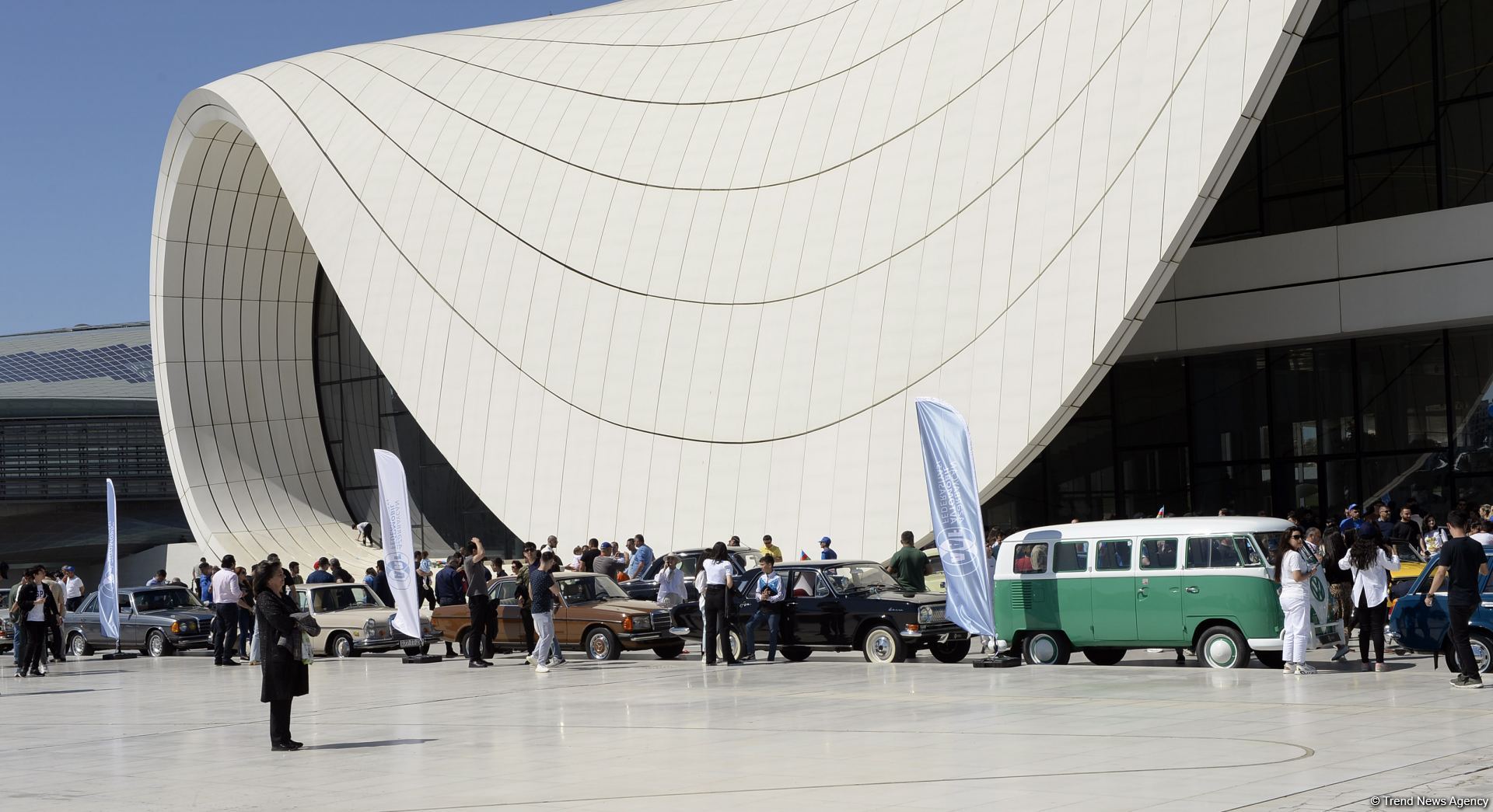 В Баку прошел грандиозный праздник классических автомобилей – автопробег, выставка, конкурсы, ретро-стиль участников (ФОТО/ВИДЕО)