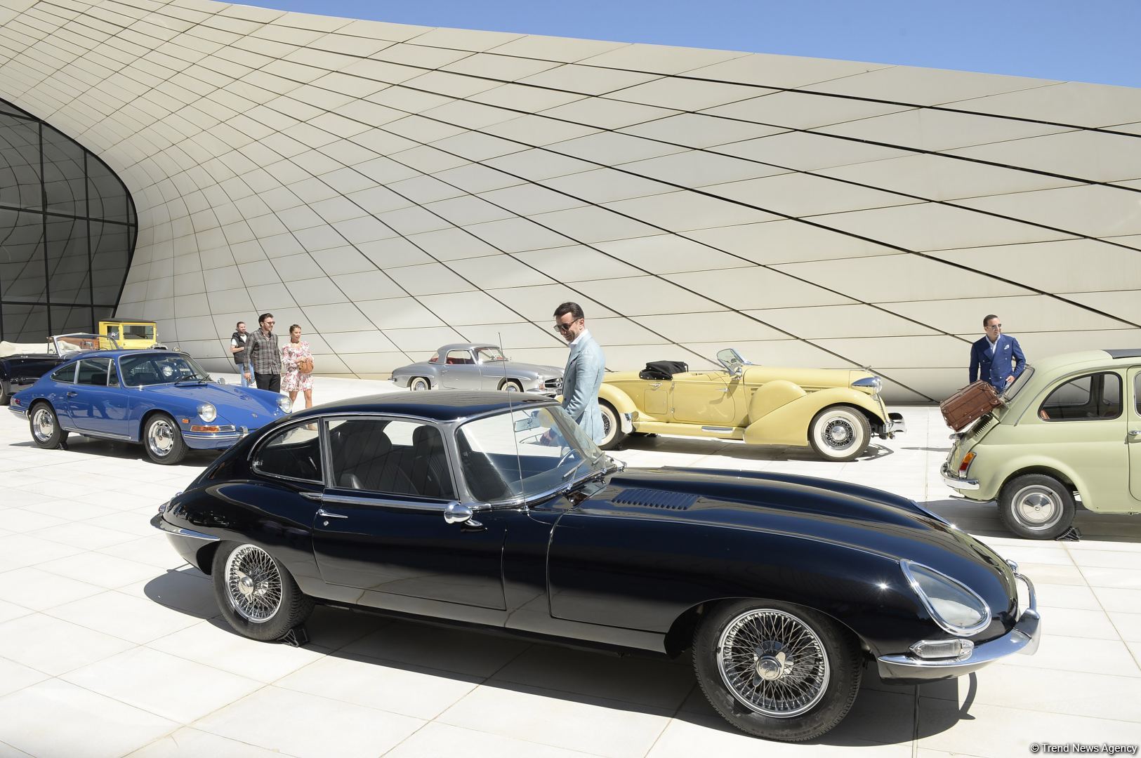 В Баку прошел грандиозный праздник классических автомобилей – автопробег, выставка, конкурсы, ретро-стиль участников (ФОТО/ВИДЕО)