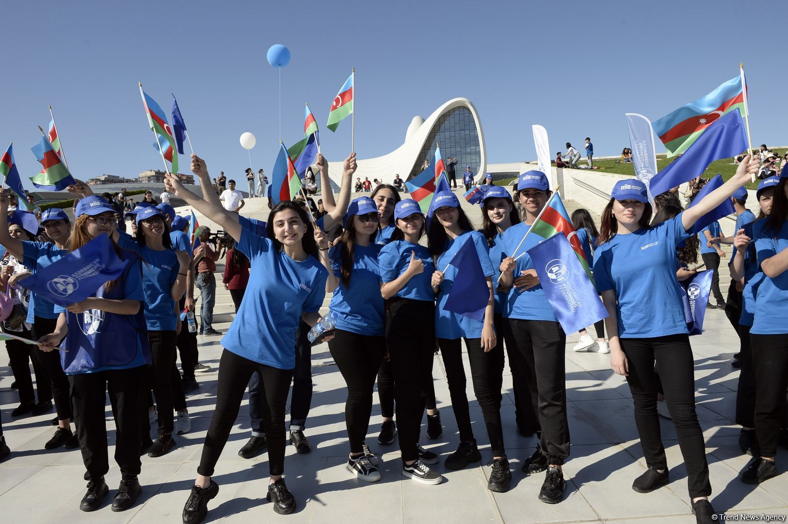 В Баку прошел грандиозный праздник классических автомобилей – автопробег, выставка, конкурсы, ретро-стиль участников (ФОТО/ВИДЕО)