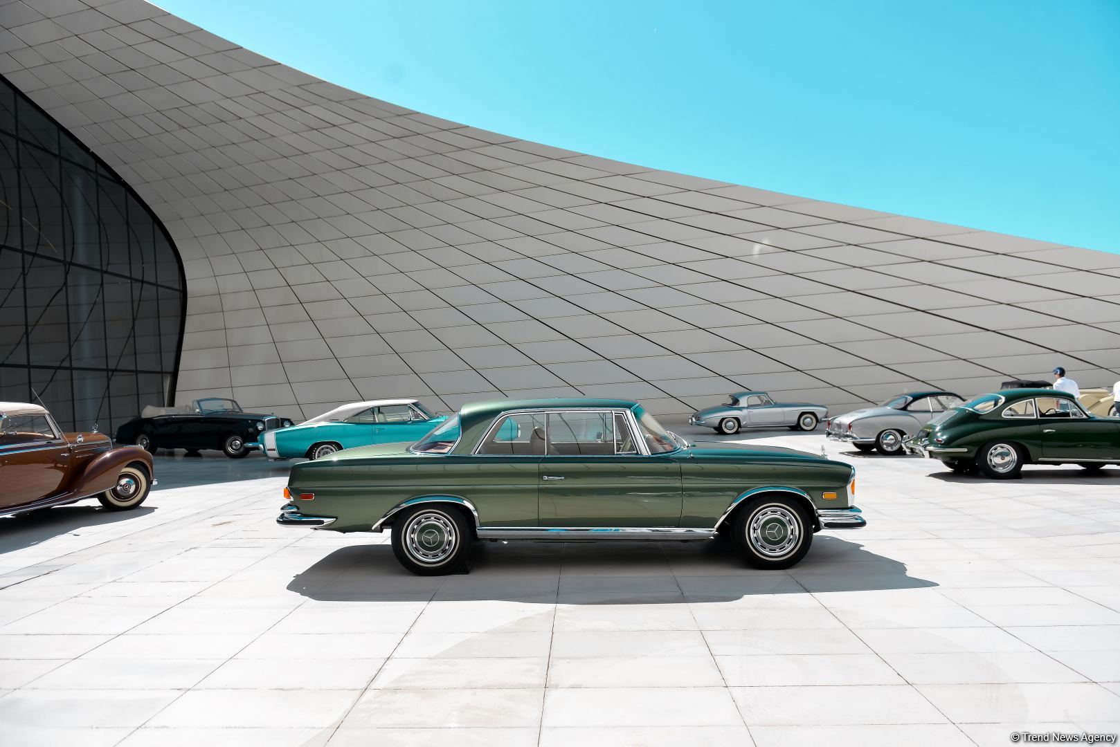 В Баку прошел грандиозный праздник классических автомобилей – автопробег, выставка, конкурсы, ретро-стиль участников (ФОТО/ВИДЕО)