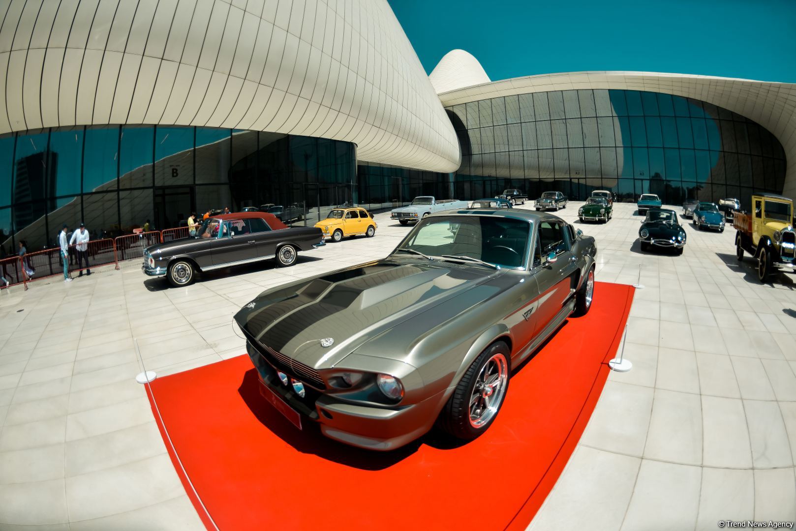 В Баку прошел грандиозный праздник классических автомобилей – автопробег, выставка, конкурсы, ретро-стиль участников (ФОТО/ВИДЕО)