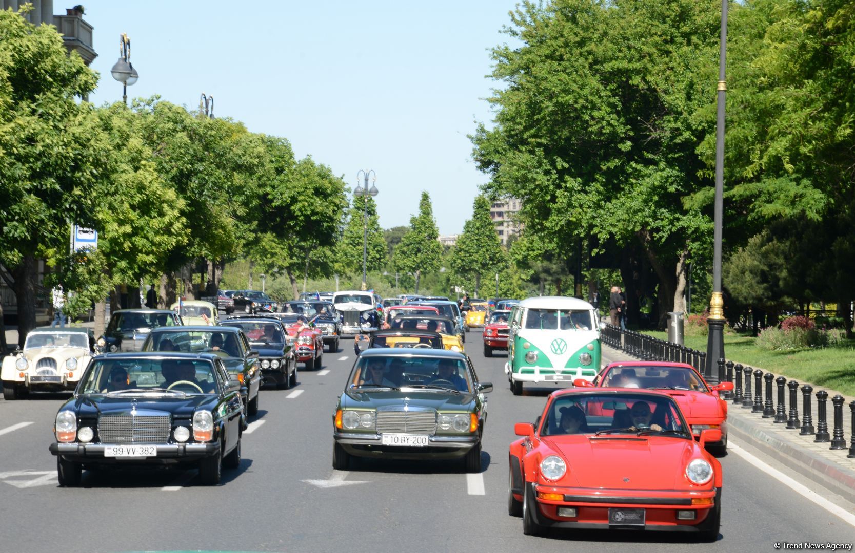 В Баку прошел грандиозный праздник классических автомобилей – автопробег, выставка, конкурсы, ретро-стиль участников (ФОТО/ВИДЕО)