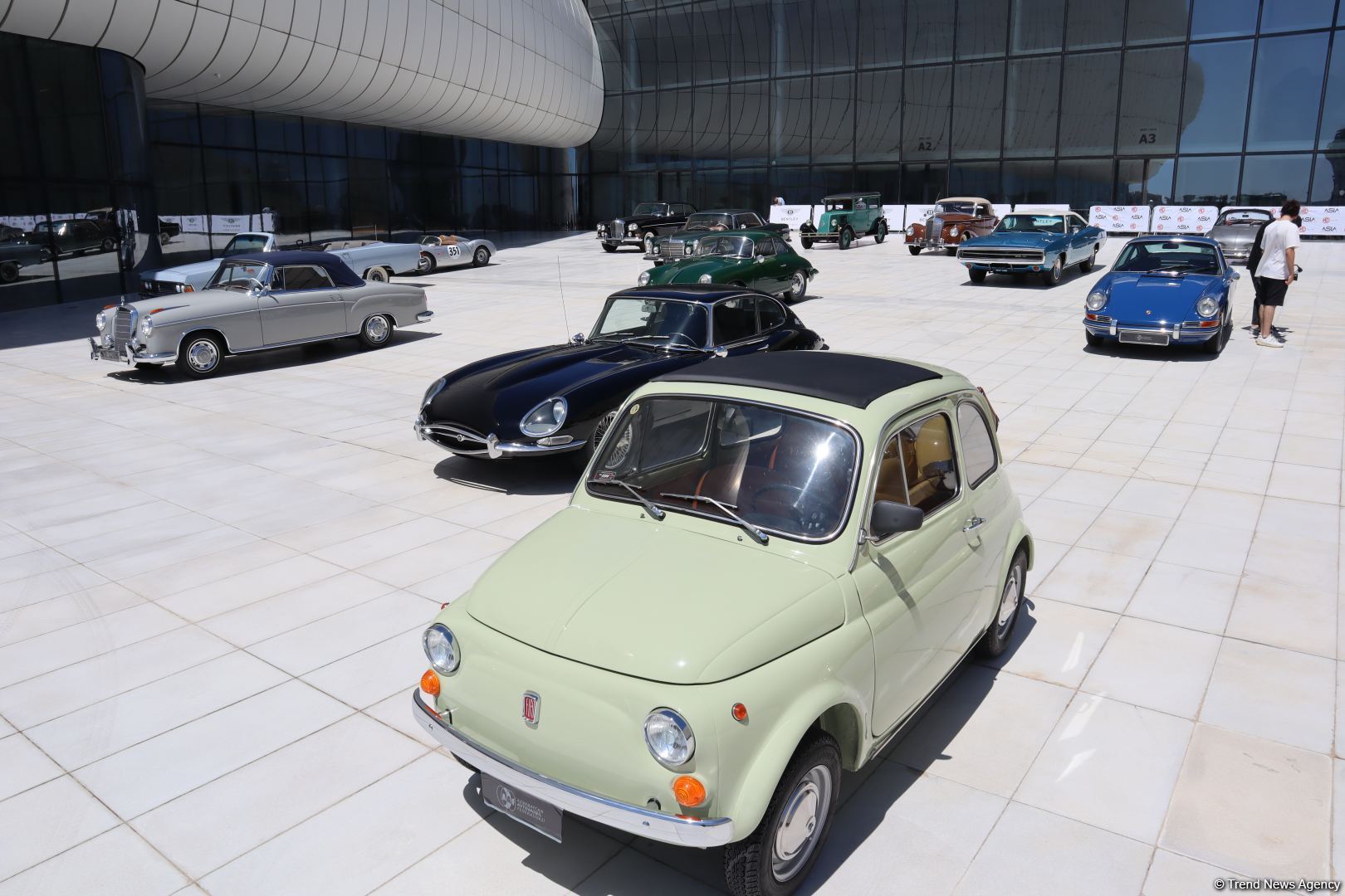 В Баку прошел грандиозный праздник классических автомобилей – автопробег, выставка, конкурсы, ретро-стиль участников (ФОТО/ВИДЕО)