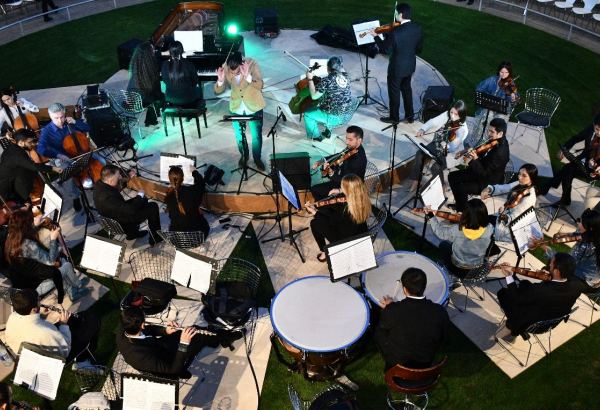 Великая музыка Бетховена под открытым небом вечернего Баку (ФОТО)