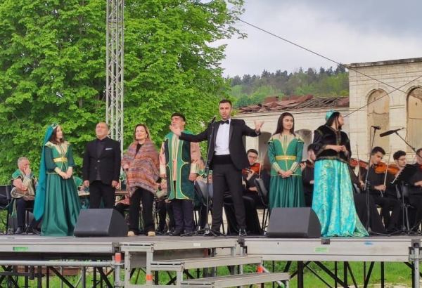 Для военнослужащих в Шуше организован грандиозный концерт в честь Дня независимости Азербайджана (ВИДЕО/ФОТО)