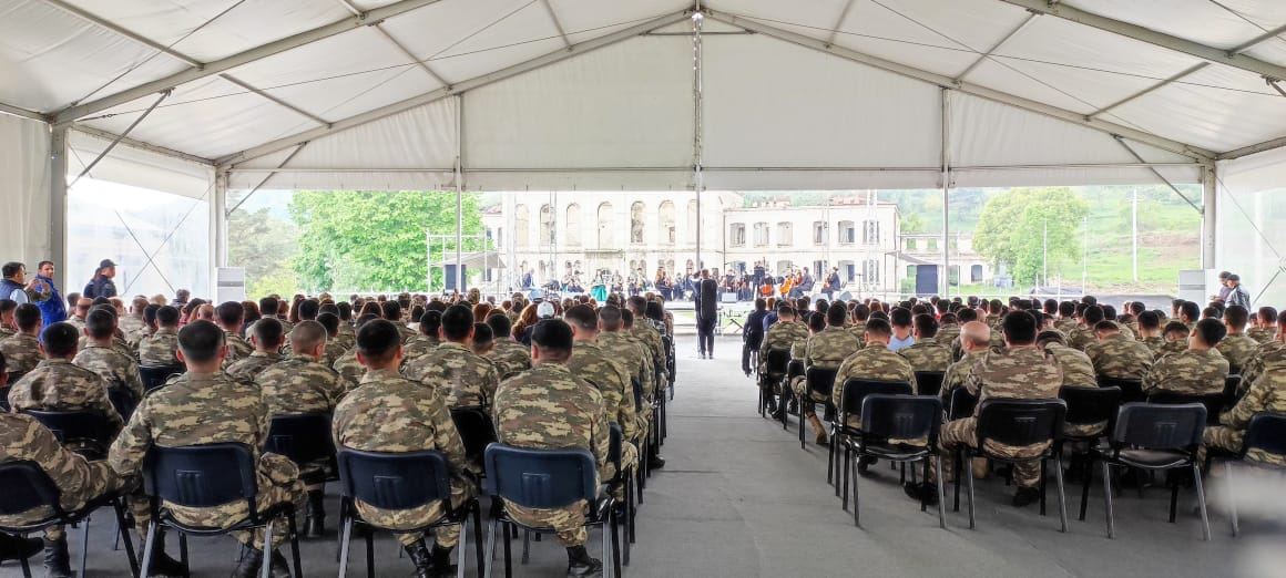 Для военнослужащих в Шуше организован грандиозный концерт в честь Дня независимости Азербайджана (ВИДЕО/ФОТО)