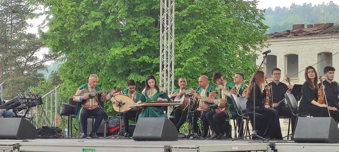 Для военнослужащих в Шуше организован грандиозный концерт в честь Дня независимости Азербайджана (ВИДЕО/ФОТО)