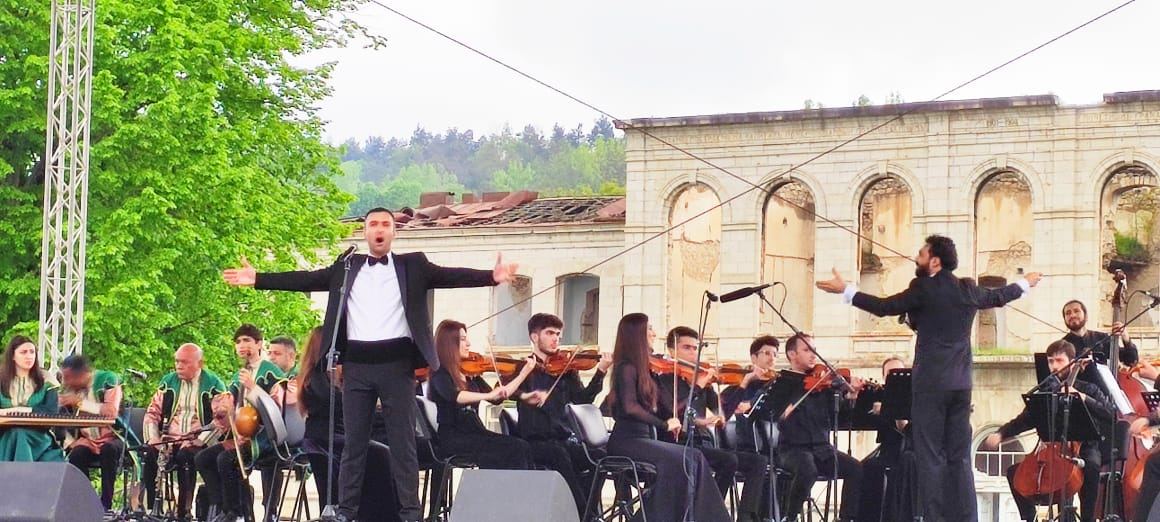 Для военнослужащих в Шуше организован грандиозный концерт в честь Дня независимости Азербайджана (ВИДЕО/ФОТО)