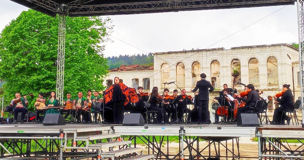 Для военнослужащих в Шуше организован грандиозный концерт в честь Дня независимости Азербайджана (ВИДЕО/ФОТО)