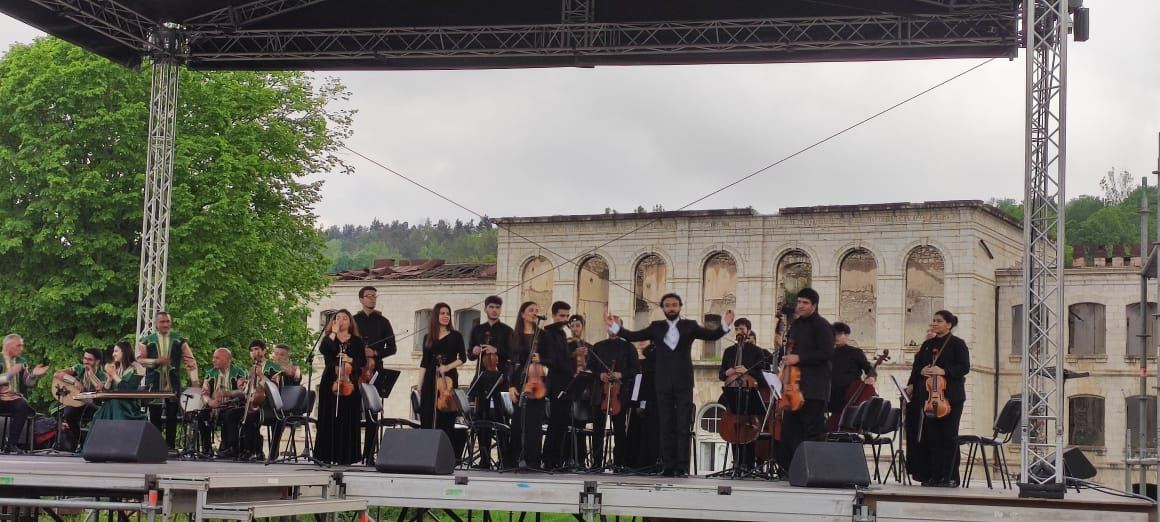 Для военнослужащих в Шуше организован грандиозный концерт в честь Дня независимости Азербайджана (ВИДЕО/ФОТО)