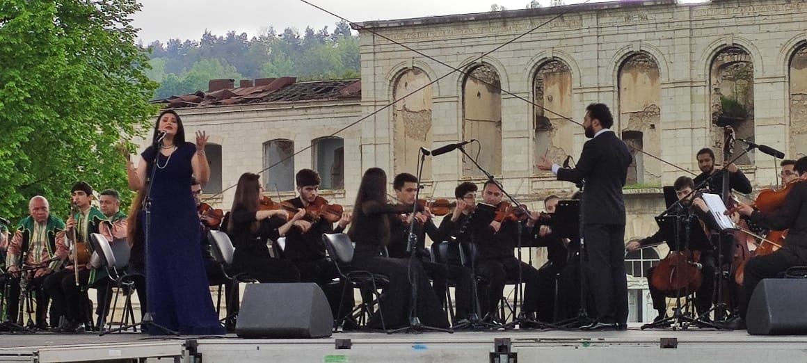 Для военнослужащих в Шуше организован грандиозный концерт в честь Дня независимости Азербайджана (ВИДЕО/ФОТО)