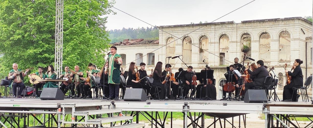 Для военнослужащих в Шуше организован грандиозный концерт в честь Дня независимости Азербайджана (ВИДЕО/ФОТО)