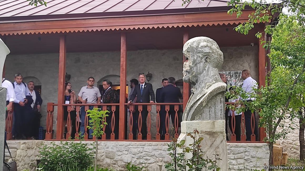 В Шуше для более 100 местных и иностранных представителей организован тур по городу (FOTO)