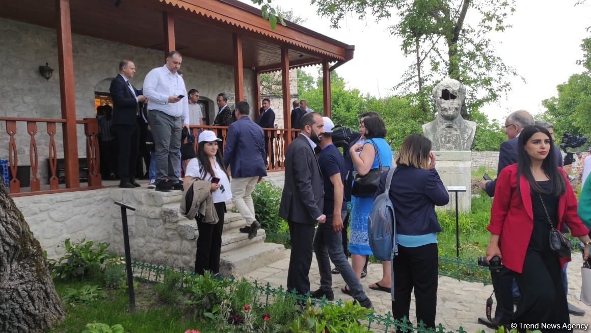 В Шуше для более 100 местных и иностранных представителей организован тур по городу (FOTO)