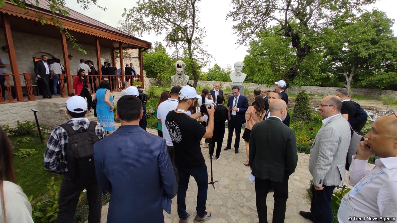 В Шуше для более 100 местных и иностранных представителей организован тур по городу (FOTO)