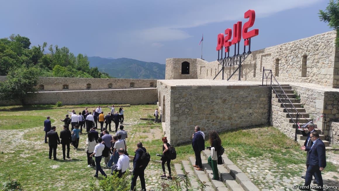 В Шуше для более 100 местных и иностранных представителей организован тур по городу (FOTO)