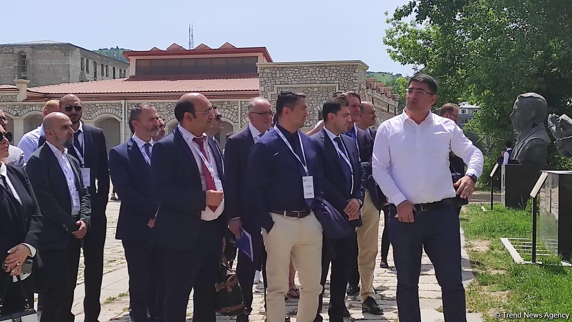 В Шуше для более 100 местных и иностранных представителей организован тур по городу (FOTO)