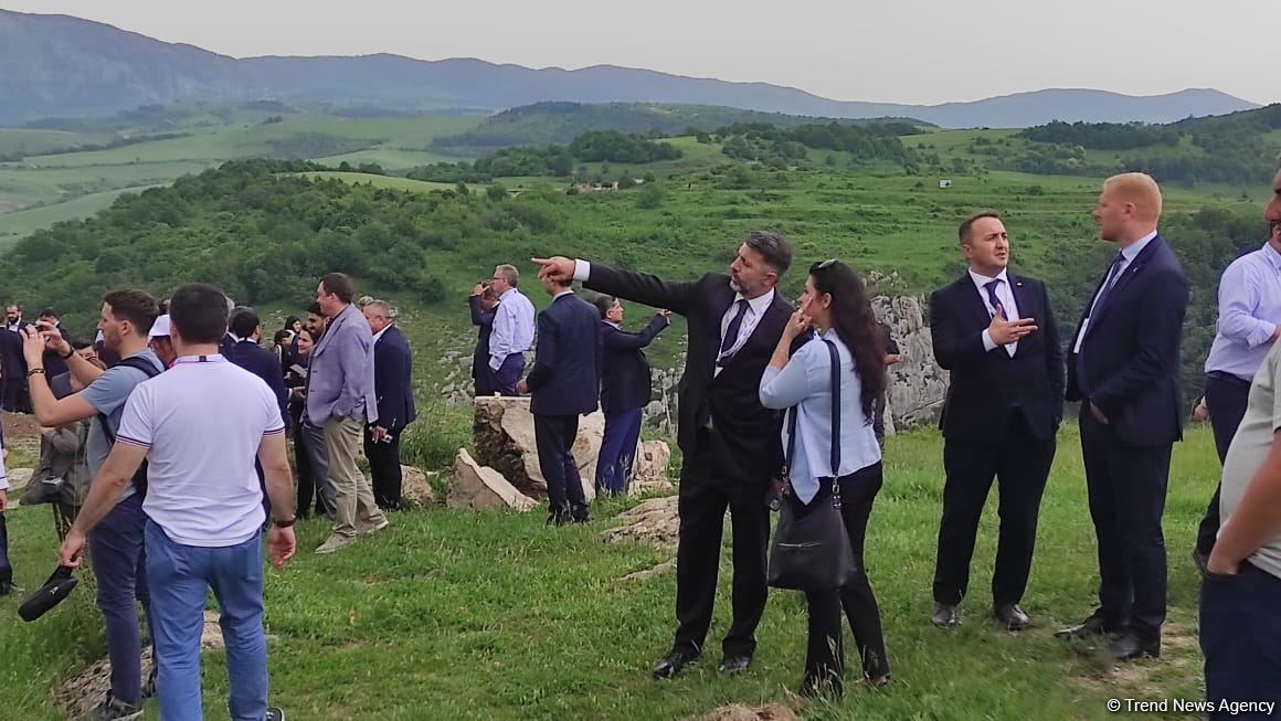 В Шуше для более 100 местных и иностранных представителей организован тур по городу (FOTO)