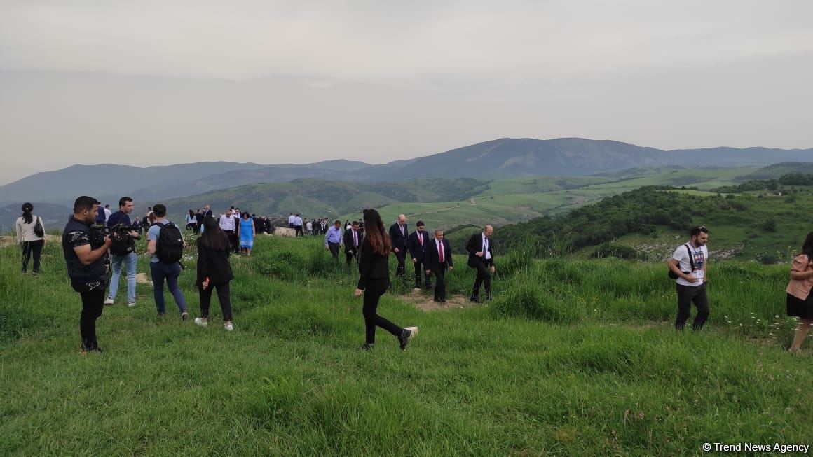 В Шуше для более 100 местных и иностранных представителей организован тур по городу (FOTO)