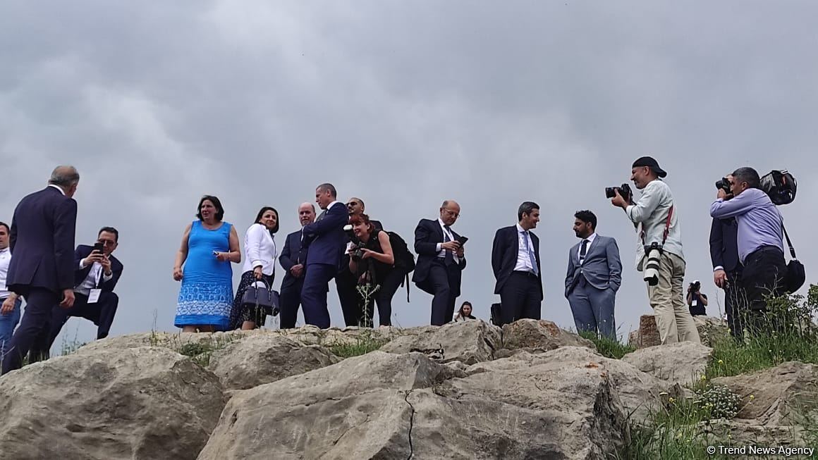 В Шуше для более 100 местных и иностранных представителей организован тур по городу (FOTO)