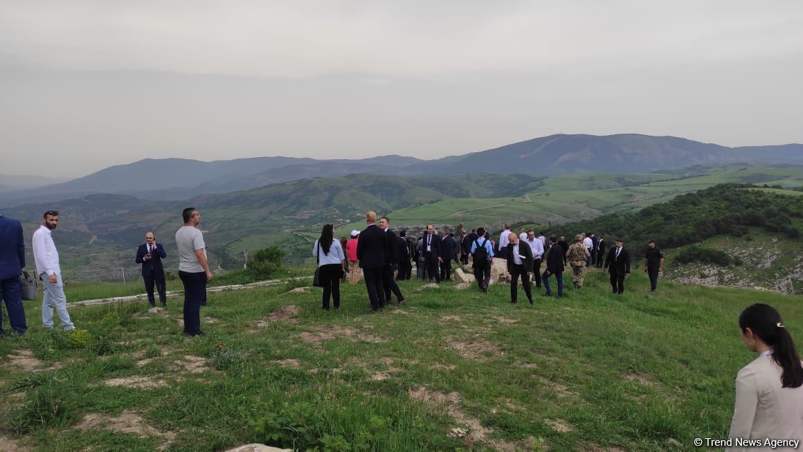 В Шуше для более 100 местных и иностранных представителей организован тур по городу (FOTO)