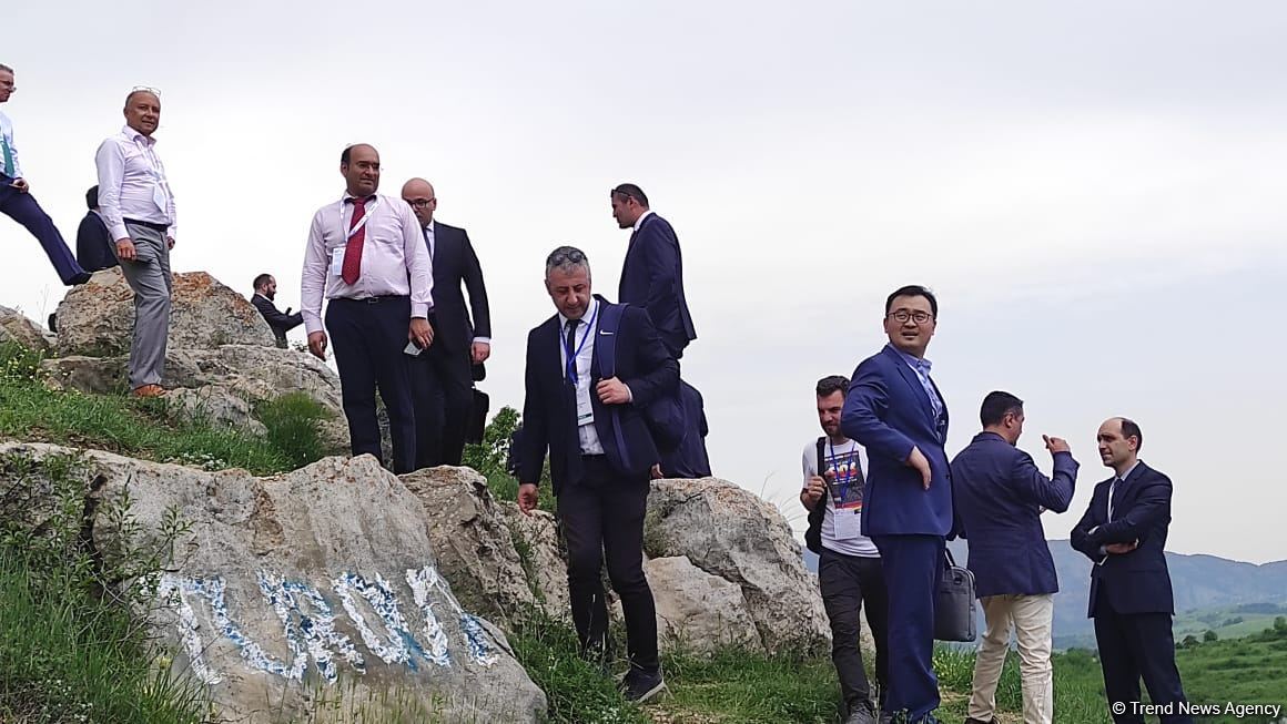 В Шуше для более 100 местных и иностранных представителей организован тур по городу (FOTO)