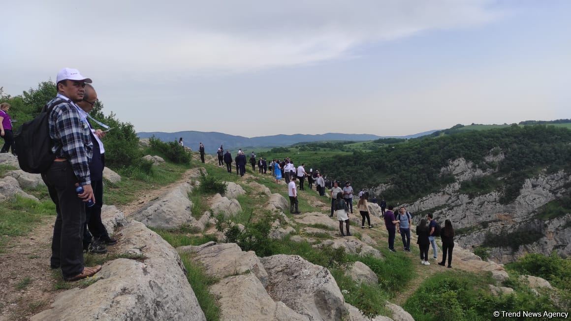 В Шуше для более 100 местных и иностранных представителей организован тур по городу (FOTO)